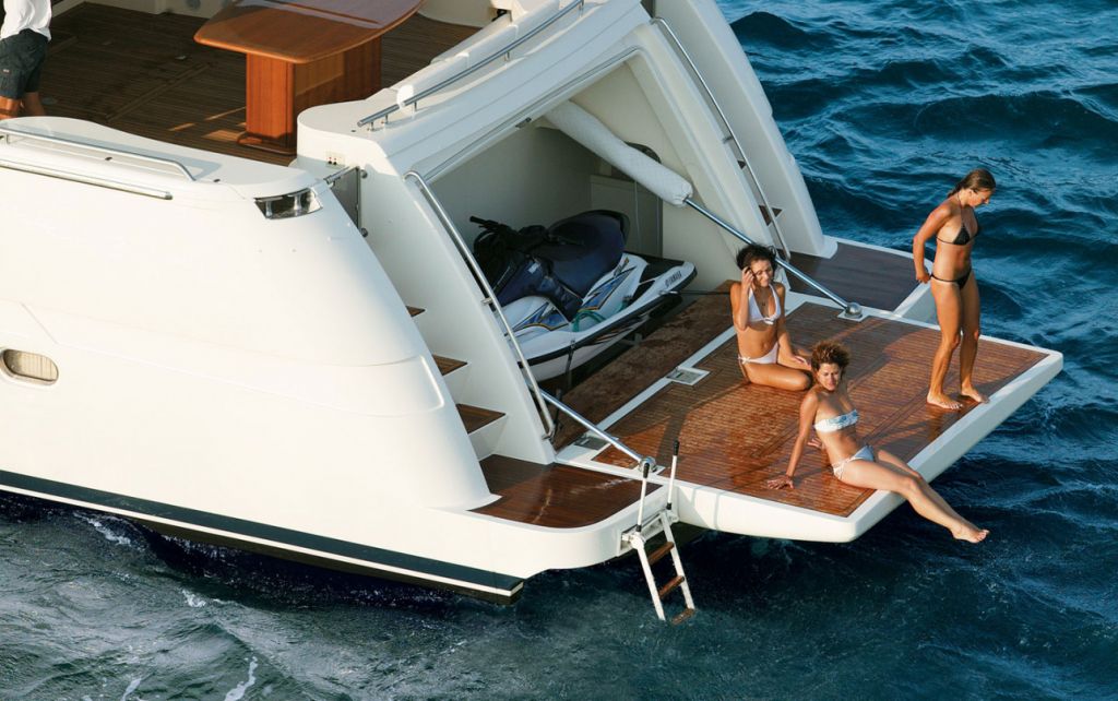  Ferretti Yachts 830