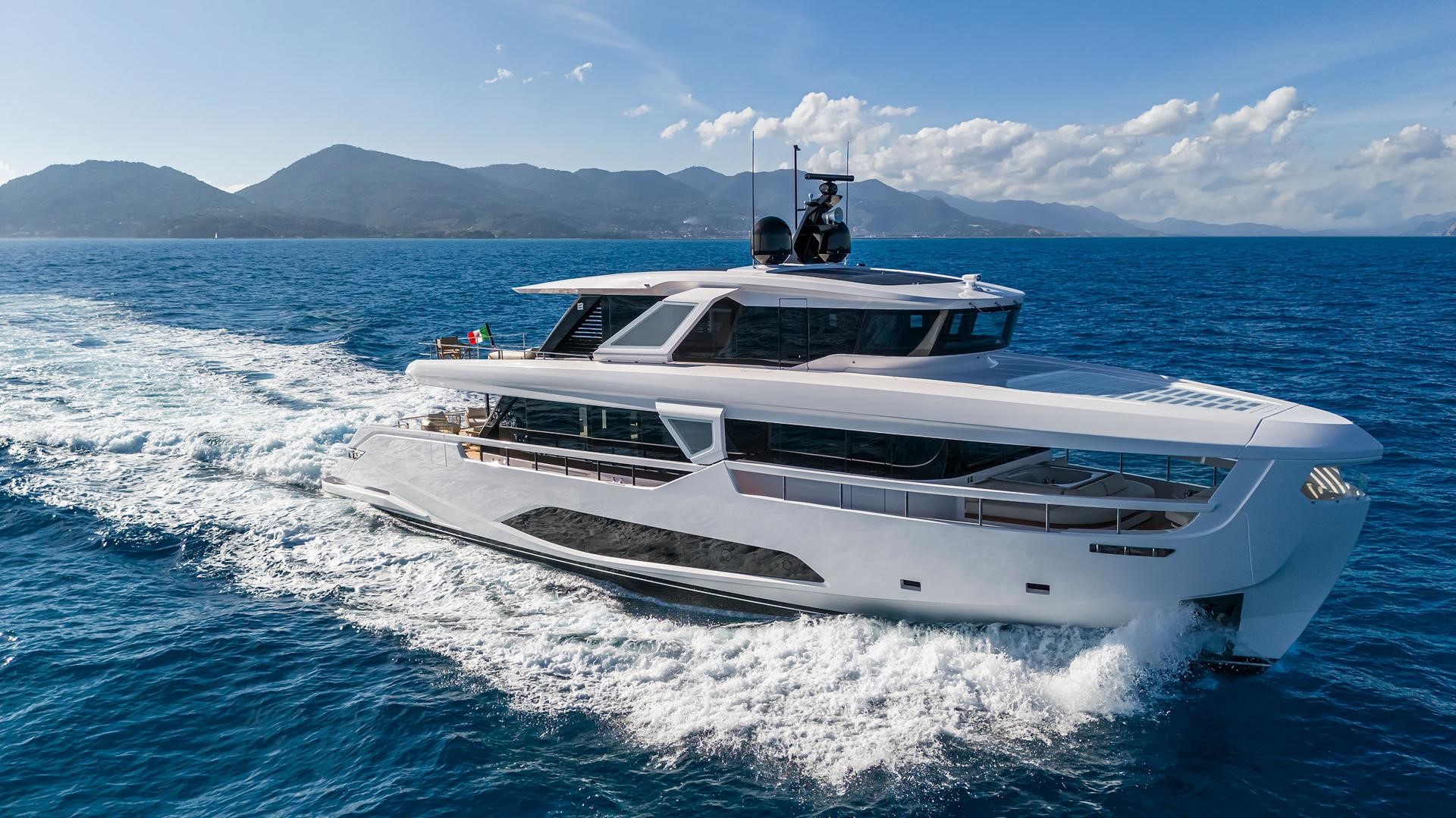 Новая Ferretti Yachts INFYNITO 90 уже доступна к заказу